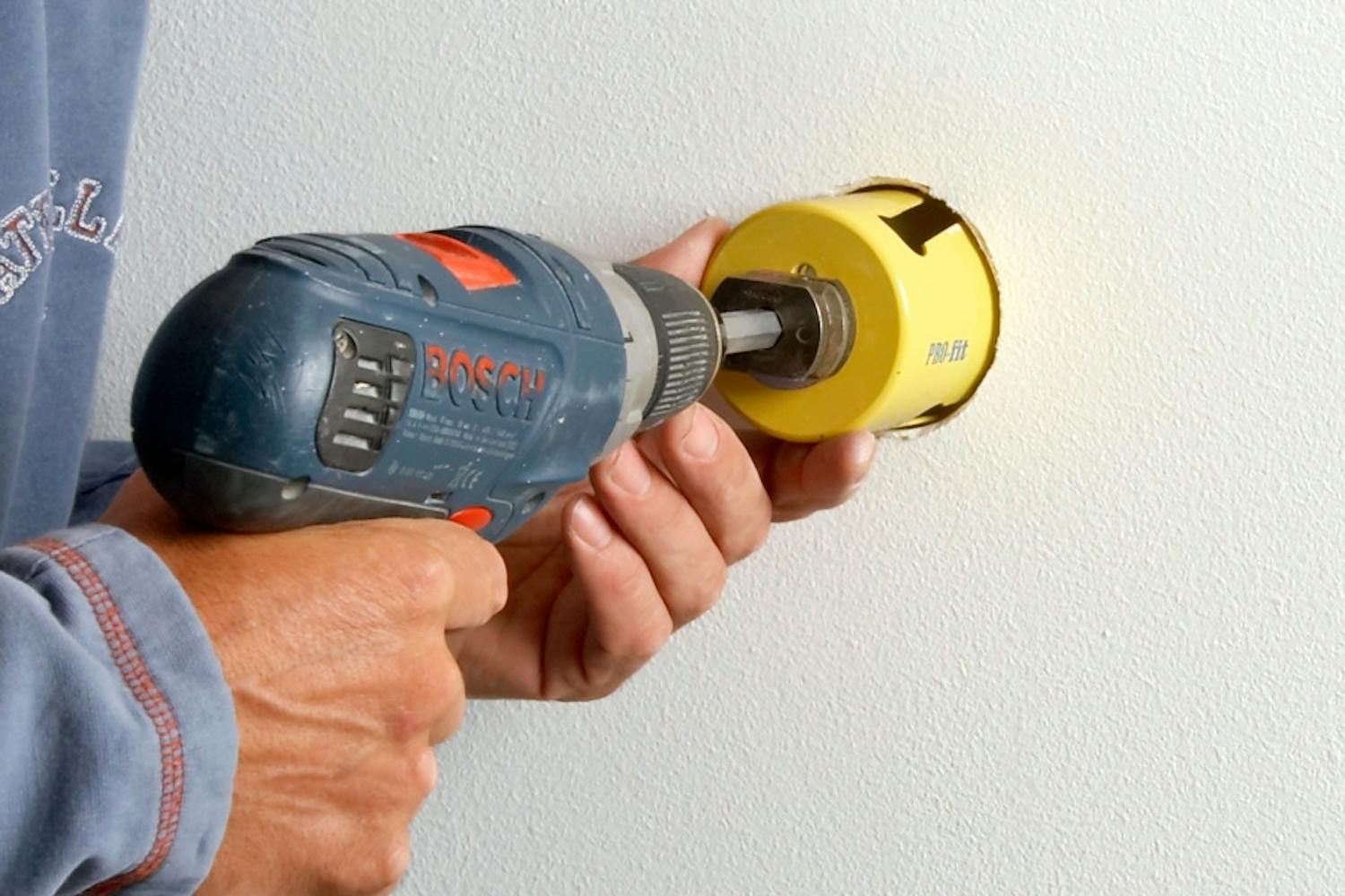 Reikäsaha: Kipsilevyseinään on tullut reikä. Särkynyt kohta porataan irti reikäsahalla, ja kolo paikataan levynpalalla, joka tehdään samalla kuppiterällä. Reikäsaha: Kipsilevyseinään on tullut reikä. Särkynyt kohta porataan irti reikäsahalla, ja kolo paikataan levynpalalla, joka tehdään samalla kuppiterällä.